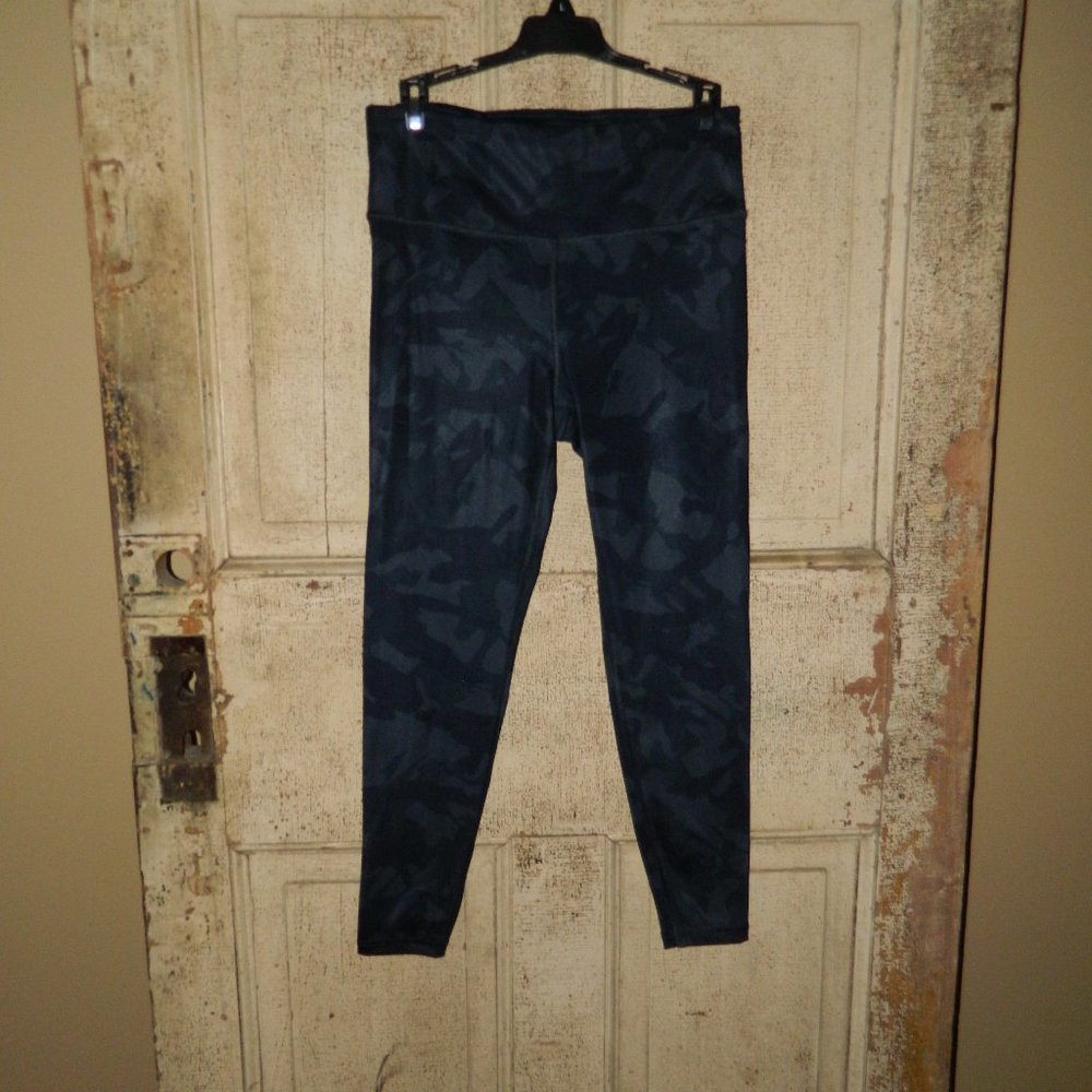Gap Fit Blackout Technology Black Camouflage Leggings Size M (U-36)